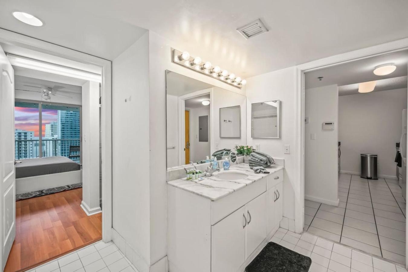 Skyline And Bay Glimpse 1br Brickell Retreat Apartment