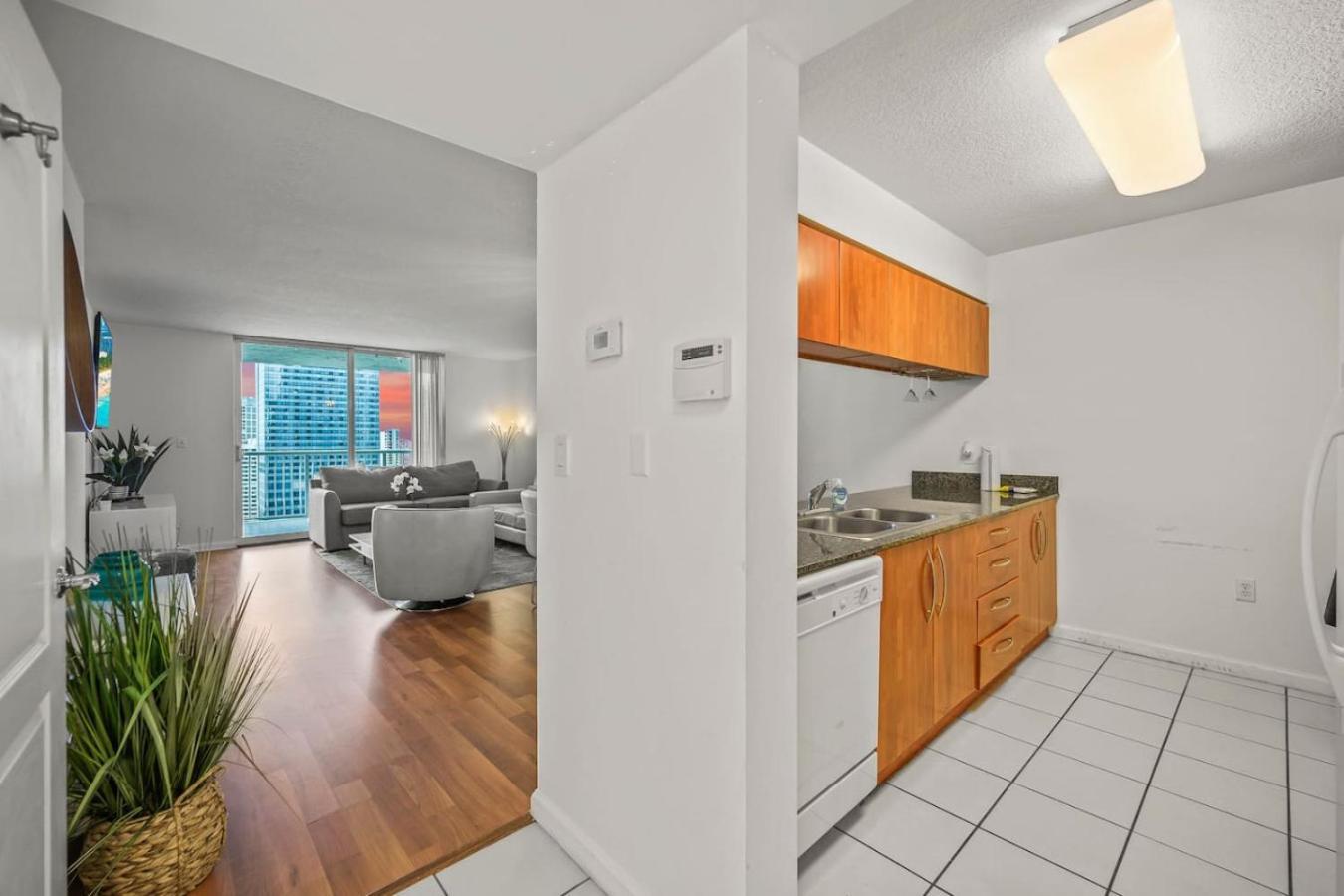Apartment Skyline And Bay Glimpse 1br Brickell Retreat