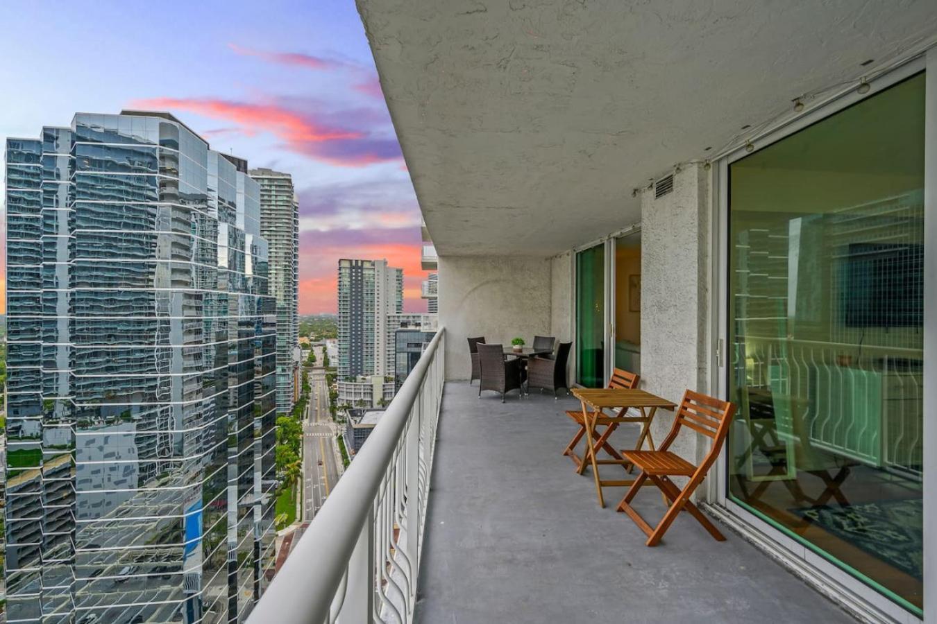 Apartment Skyline And Bay Glimpse 1br Brickell Retreat Miami