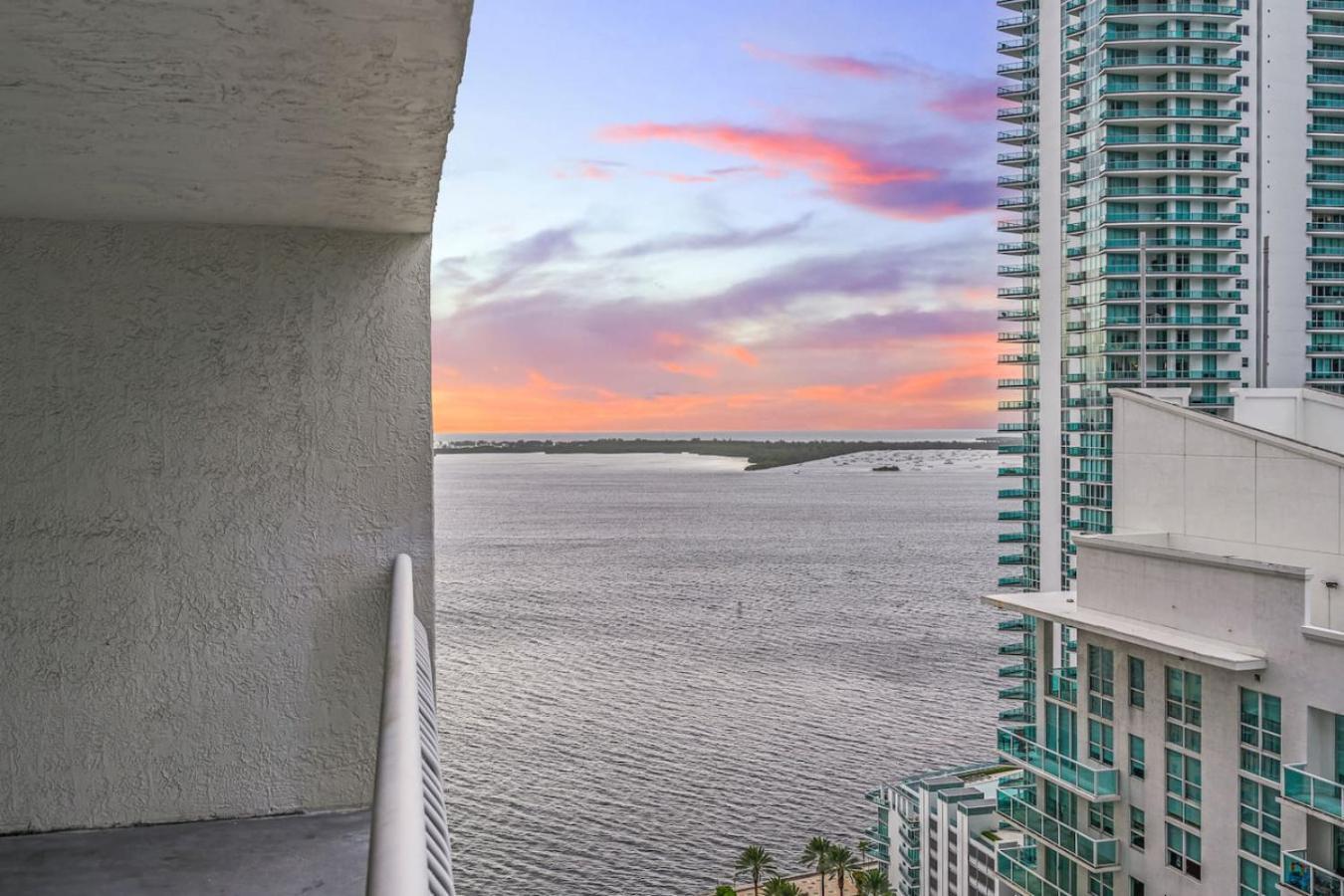Apartment Skyline And Bay Glimpse 1br Brickell Retreat Miami